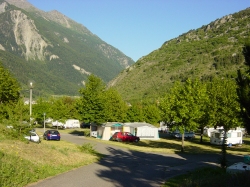 Entrée camping partie basse avec vue sur le bas de la vallée
